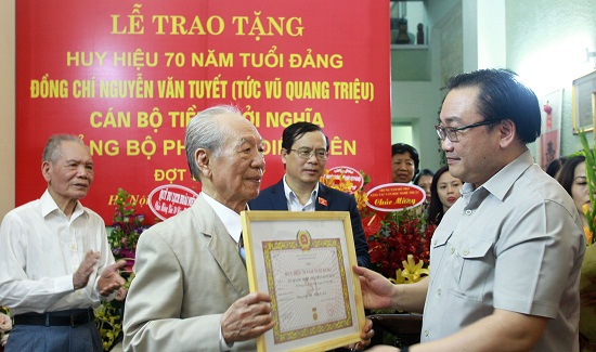 Bí thư Hoàng Trung Hải trao Huy hiệu Đảng tại quận Đống Đa - Ảnh 2