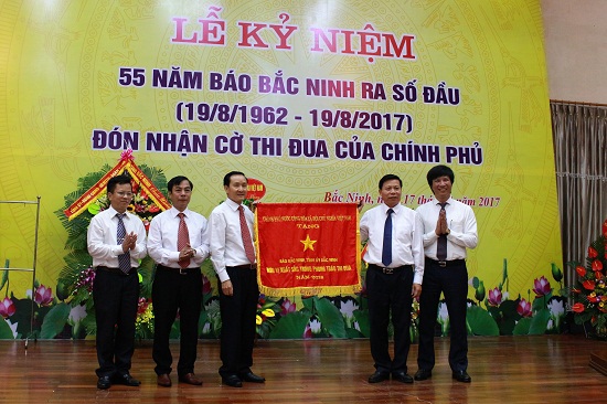 Báo Bắc Ninh kỷ niệm 55 năm ngày ra số đầu và đón nhận Cờ thi đua của Chính phủ - Ảnh 1