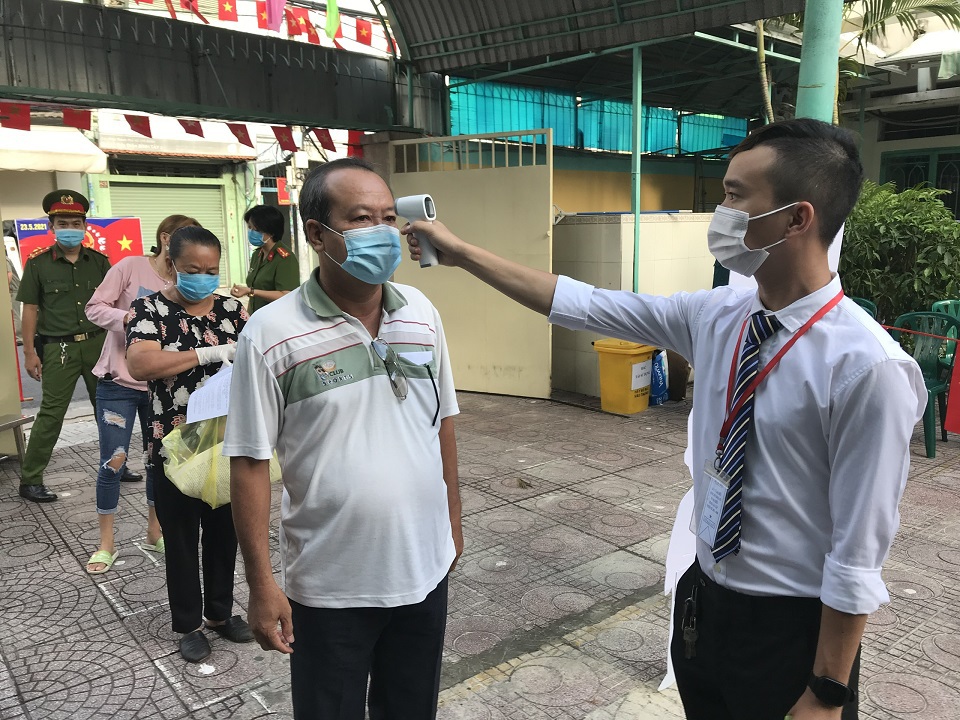 TP Hồ Chí Minh: Cử tri hào hứng đi bầu cử và chấp hành nghiêm việc phòng chống dịch Covid-19 - Ảnh 3