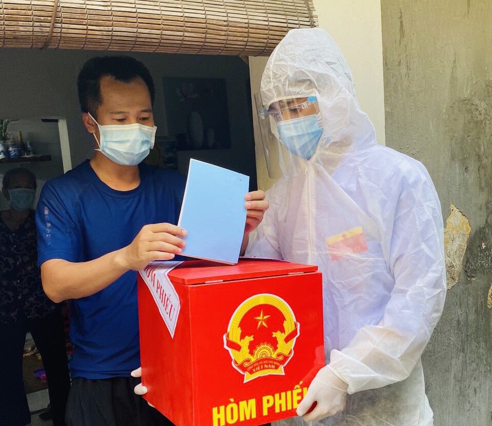 Chùm ảnh: Những cử tri đặc biệt tham gia bầu cử tại quận Thanh Xuân - Ảnh 1