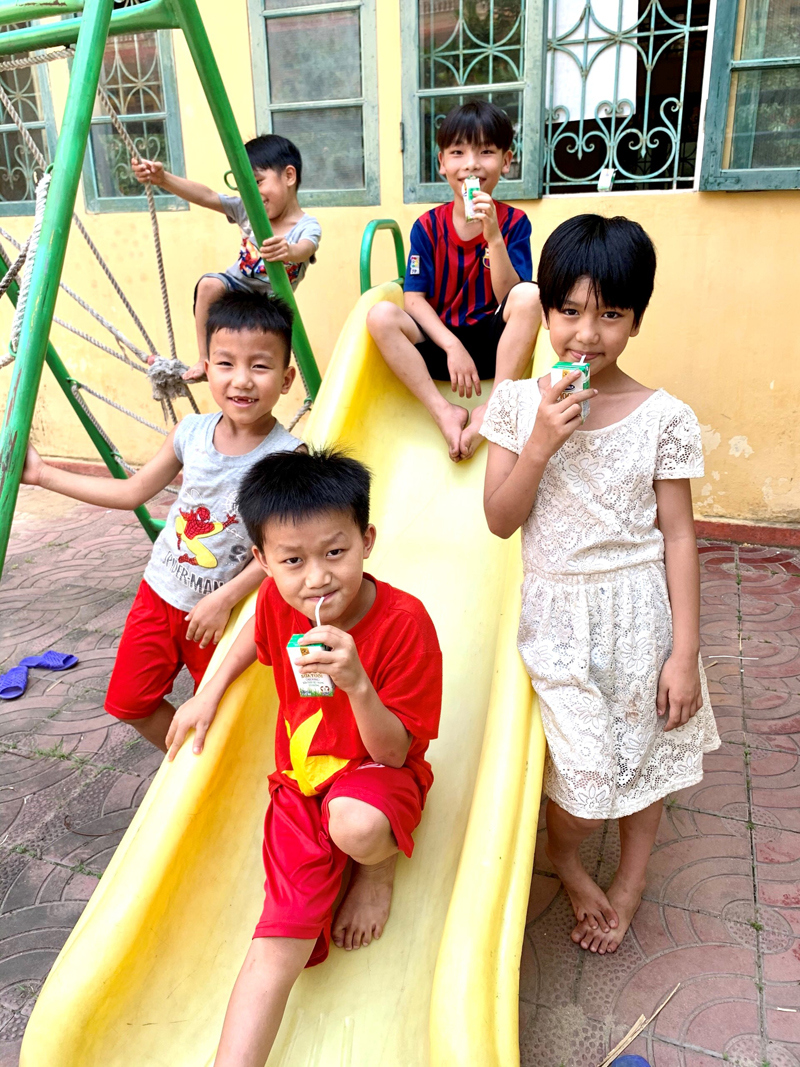 Vinamilk và Quỹ sữa Vươn cao Việt Nam mang niềm vui bình dị đến trẻ thơ trong ngày hè giãn cách - Ảnh 1