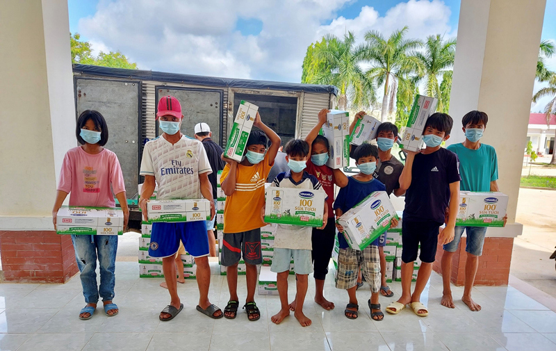 Vinamilk và Quỹ sữa Vươn cao Việt Nam mang niềm vui bình dị đến trẻ thơ trong ngày hè giãn cách - Ảnh 2