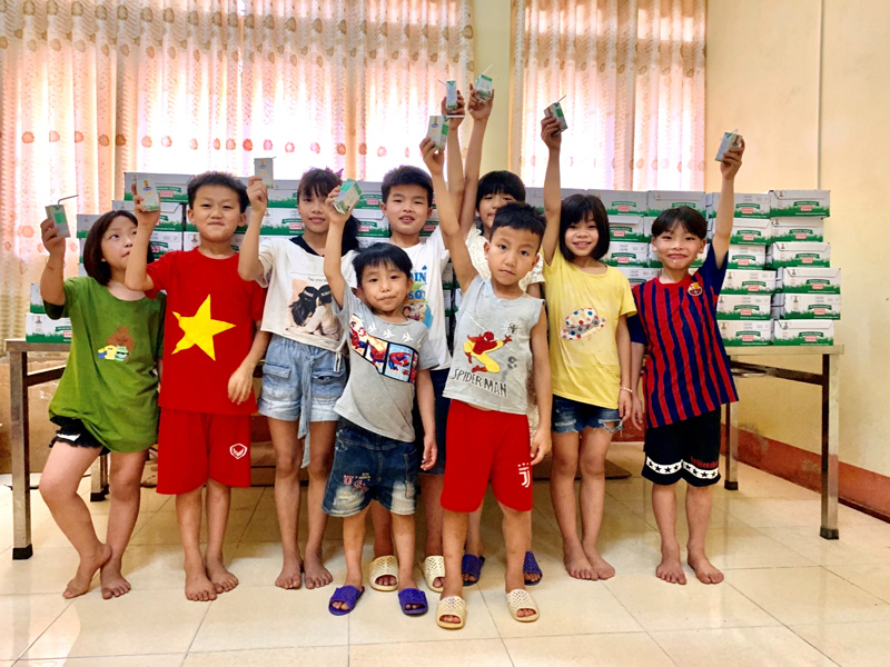 Vinamilk và Quỹ sữa Vươn cao Việt Nam mang niềm vui bình dị đến trẻ thơ trong ngày hè giãn cách - Ảnh 3