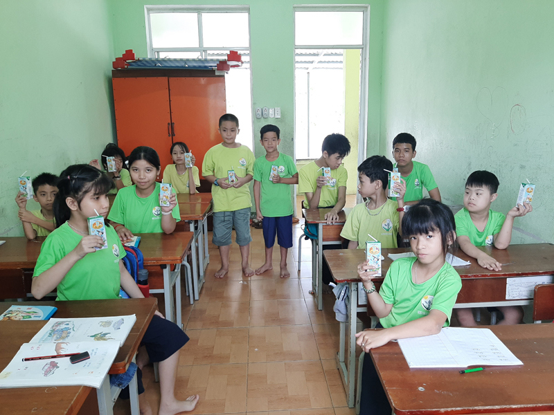 Vinamilk và Quỹ sữa Vươn cao Việt Nam mang niềm vui bình dị đến trẻ thơ trong ngày hè giãn cách - Ảnh 5