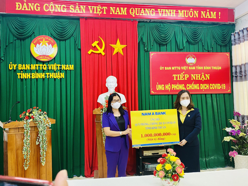 Nam A Bank tặng hàng ngàn phần quà đến người dân vùng dịch - Ảnh 2