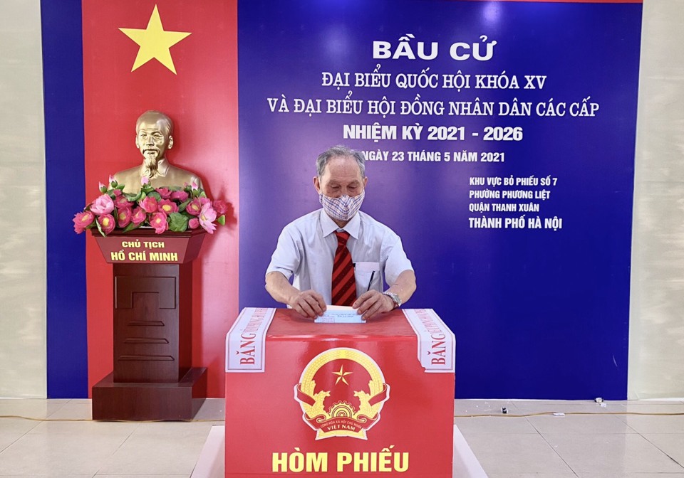 Chùm ảnh: Những cử tri đặc biệt tham gia bầu cử tại quận Thanh Xuân - Ảnh 10