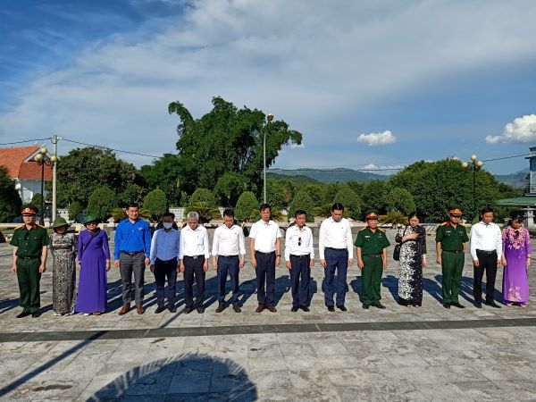 Đoàn đại biểu TP Hà Nội thăm viếng nghĩa trang liệt sĩ ở Quảng Trị, Hà Giang, Điện Biên - Ảnh 7