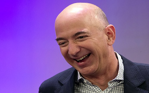 Ông chủ Amazon vượt Bill Gates thành người giàu nhất thế giới - Ảnh 1