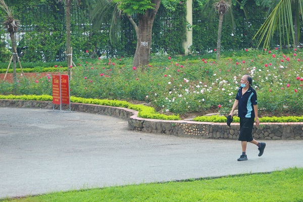 Hà Nội: Người dân chủ quan không đeo khẩu trang tại công viên - Ảnh 12