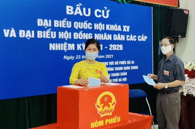 Chùm ảnh: Những cử tri đặc biệt tham gia bầu cử tại quận Thanh Xuân - Ảnh 11