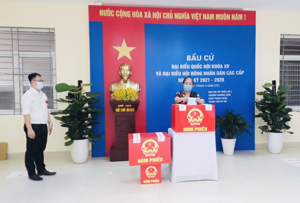 Chùm ảnh: Những cử tri đặc biệt tham gia bầu cử tại quận Thanh Xuân - Ảnh 12