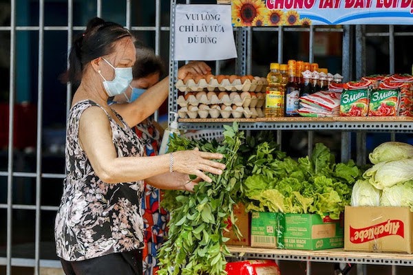 TP Hồ Chí Minh: Giá rau xanh “hạ nhiệt”, trứng vẫn khan hiếm - Ảnh 2