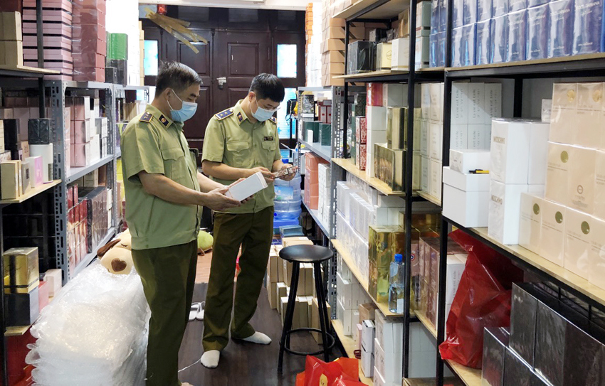 Hà Nội: Đột kích cửa hàng nước hoa lớn tại 91 Hàng Gà - Ảnh 1