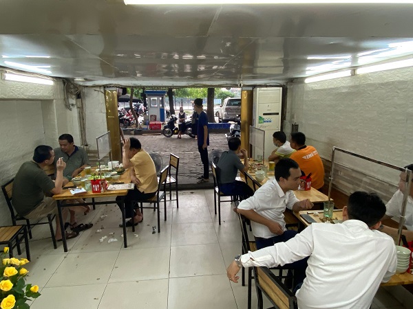 Hà Nội: Quán ăn đường phố, cà phê phản ứng nhanh sau chỉ đạo giãn cách - Ảnh 11