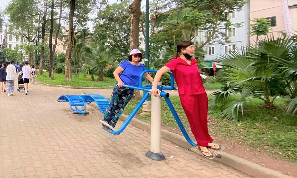 Hà Nội: Người dân chủ quan không đeo khẩu trang tại công viên - Ảnh 14