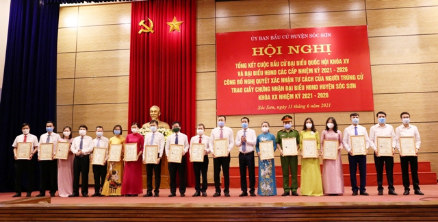 Huyện Sóc Sơn khen thưởng hơn 300 cá nhân, tập thể có thành tích trong công tác bầu cử đại biểu các cấp nhiệm kỳ 2021 - 2026 - Ảnh 1