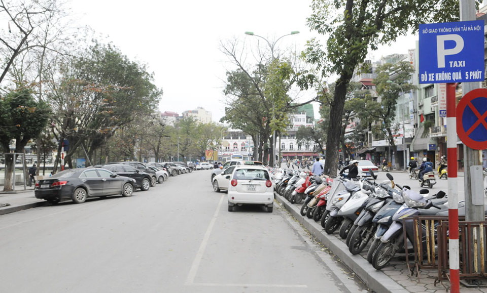 Phát triển giao thông tĩnh Hà Nội: 14 năm vẫn dang dở - Bài 1: Quá tải trước sức ép gia tăng phương tiện - Ảnh 1