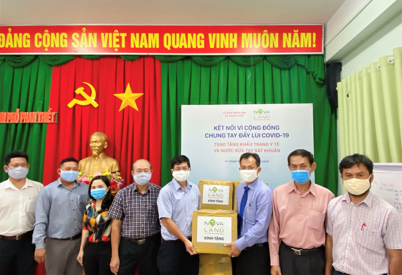 Tỉnh Bình Thuận tiếp nhận trang thiết bị y tế chuyên dụng cấp thiết hỗ trợ phòng, chống dịch Covid-19 từ tập đoàn Novaland - Ảnh 2