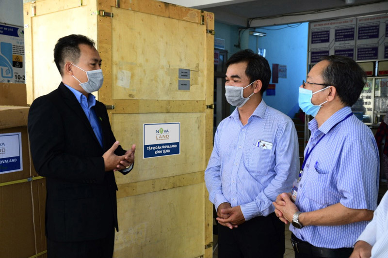 Tỉnh Bình Thuận tiếp nhận trang thiết bị y tế chuyên dụng cấp thiết hỗ trợ phòng, chống dịch Covid-19 từ tập đoàn Novaland - Ảnh 1