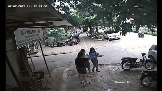 Quận Thanh Xuân: Xử lý việc đỗ xe sai quy định ở phố Nguyễn Quý Đức - Ảnh 1