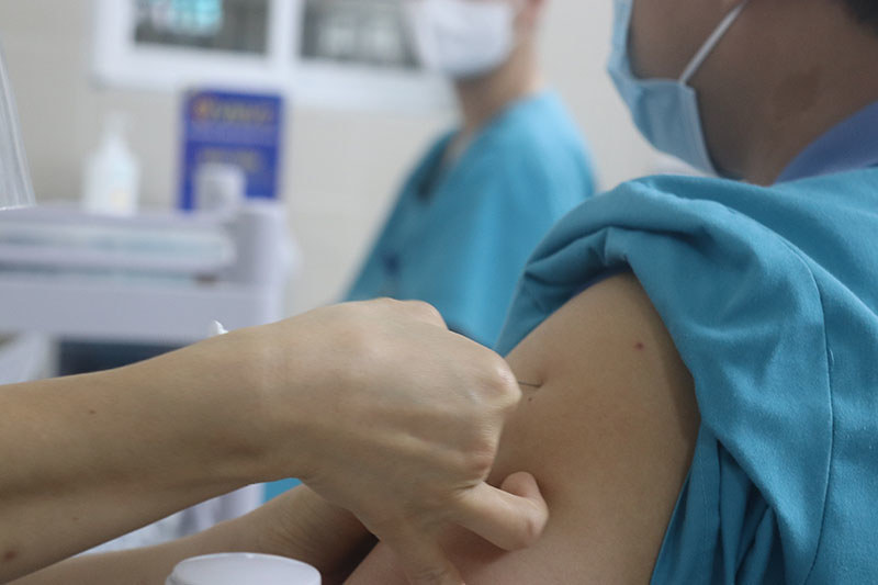 Một nhân viên y tế tử vong sau tiêm vaccine Covid-19 tại An Giang - Ảnh 1
