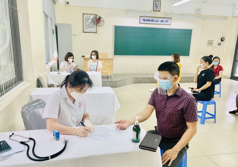 Chùm ảnh: Thêm 4.919 người dân quận Thanh Xuân tiêm vaccine phòng Covid-19 - Ảnh 4