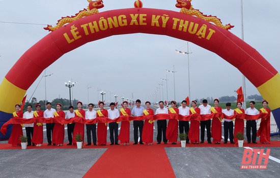 Chính thức thông xe kỹ thuật dự án đường giao thông nối TP Sầm Sơn với Khu kinh tế Nghi Sơn - Ảnh 1