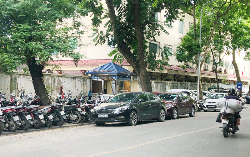 Tình trạng taxi "bủa vây" trước cổng bệnh viện Việt Đức bao giờ chấm dứt? - Ảnh 4