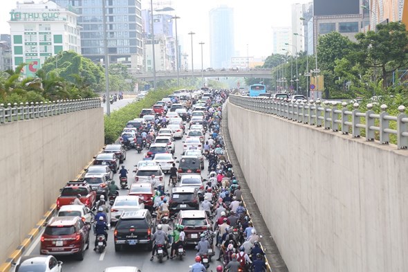 Hà Nội: Lượng phương tiện giao thông tăng mạnh ngay từ sáng sớm - Ảnh 5