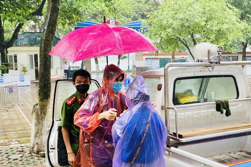 Chùm ảnh: Hỗ trợ quần áo cho thí sinh bị ướt, hình ảnh đẹp trong ngày mưa gió - Ảnh 4
