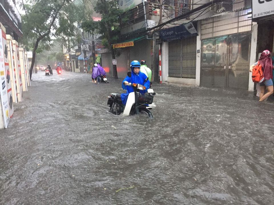 Hà Nội: Mưa lớn, nhiều điểm ngập xuất hiện - Ảnh 10