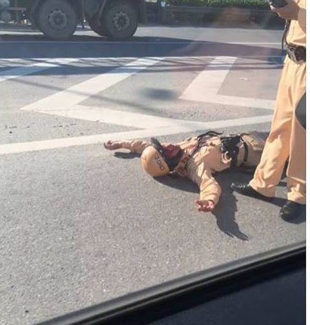 Va chạm với xe máy, 1 chiến sĩ CSGT bất tỉnh trên cầu Thanh Trì - Ảnh 1