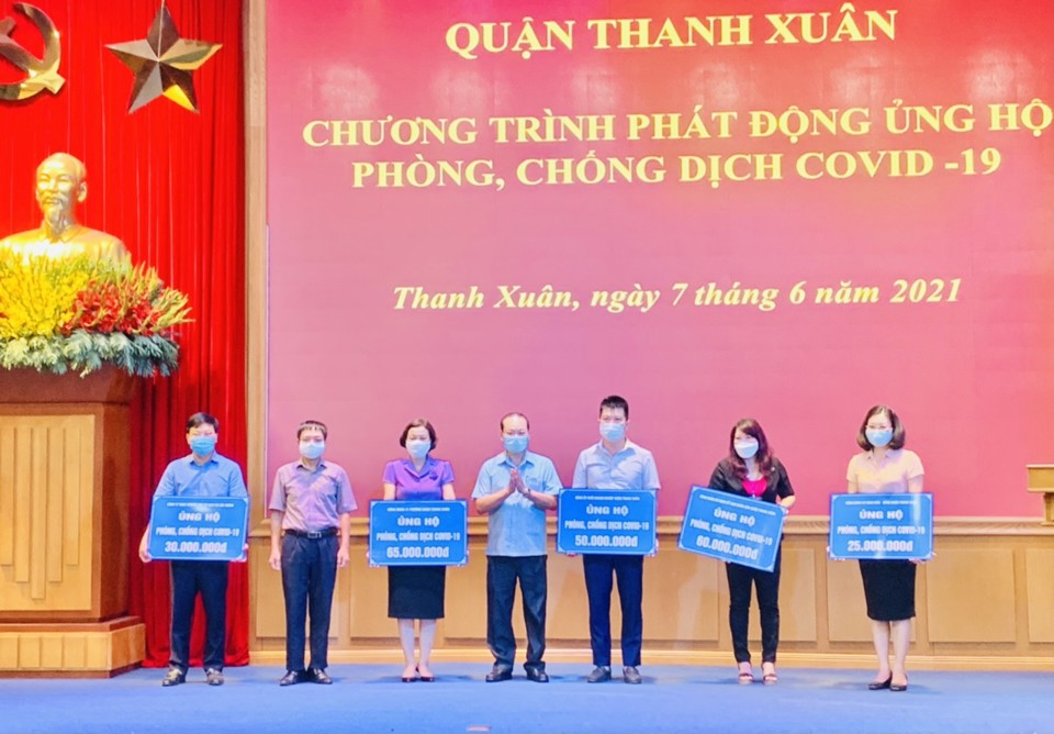 Quận Thanh Xuân: Vận động gần 300 triệu đồng ủng hộ phòng, chống Covid-19 - Ảnh 1