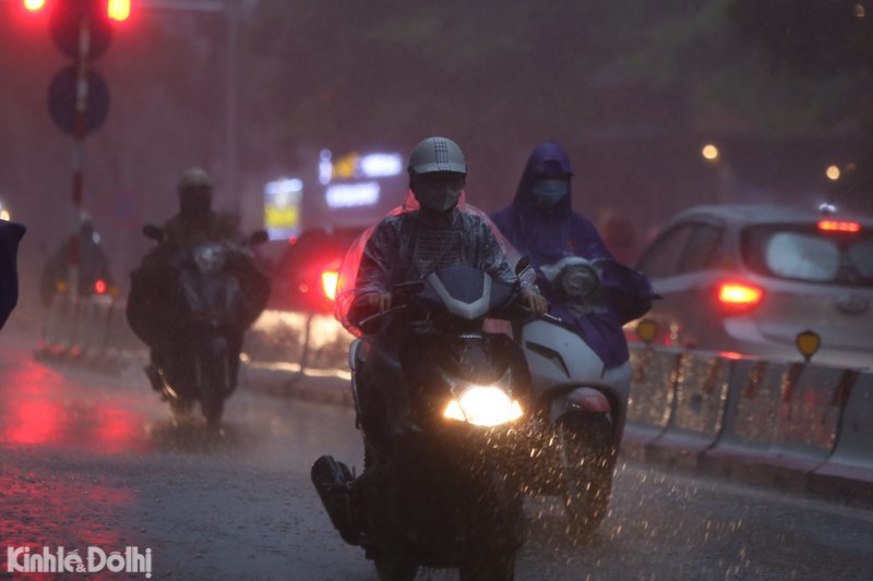 [Ảnh] Nội thành Hà Nội bất ngờ mưa lớn, ô tô rẽ sóng trên phố - Ảnh 8