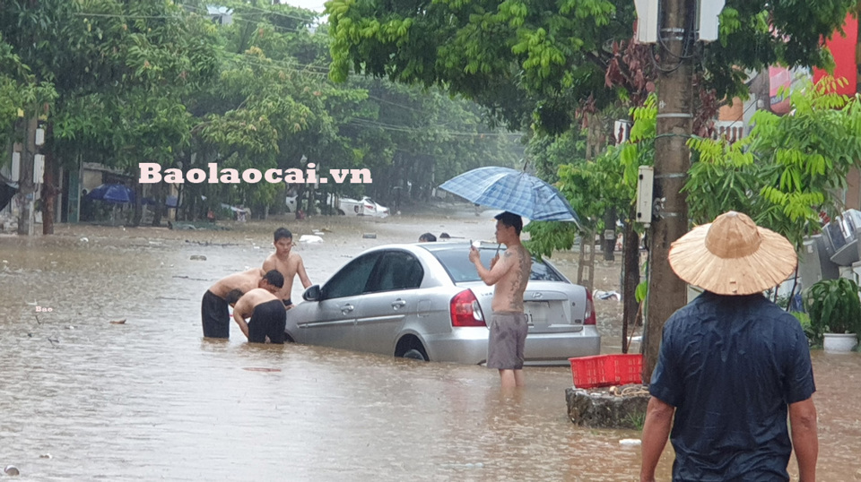 Thành phố Lào Cai ngập sâu sau trận mưa lớn - Ảnh 6