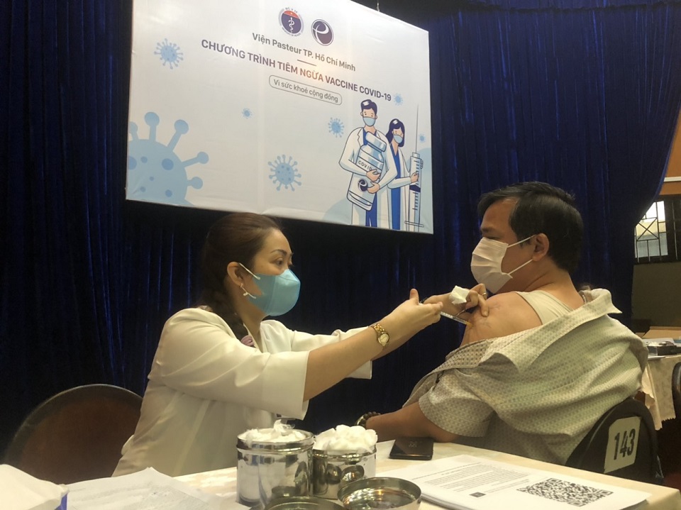 TP Hồ Chí Minh: Người nghèo được tiêm miễn phí vaccine phòng dịch Covid-19 - Ảnh 1