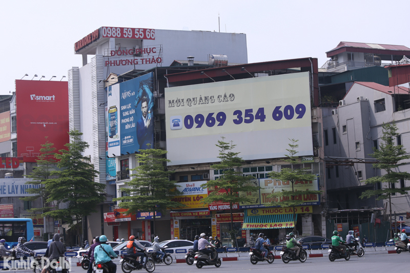 Đoàn thanh tra, kiểm tra Sở VH&TT Hà Nội lập biên bản hàng chục biển vi phạm hoạt động quảng cáo - Ảnh 2