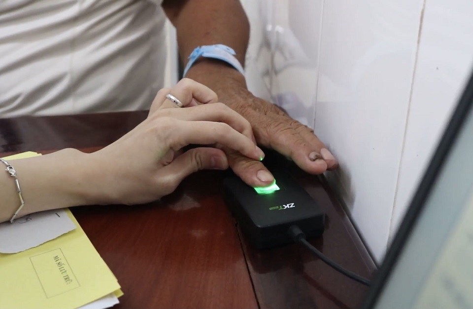Bệnh viện đầu tiên ở Đồng bằng sông Cửu Long áp dụng check vân tay người nuôi bệnh để phòng Covid-19 - Ảnh 1