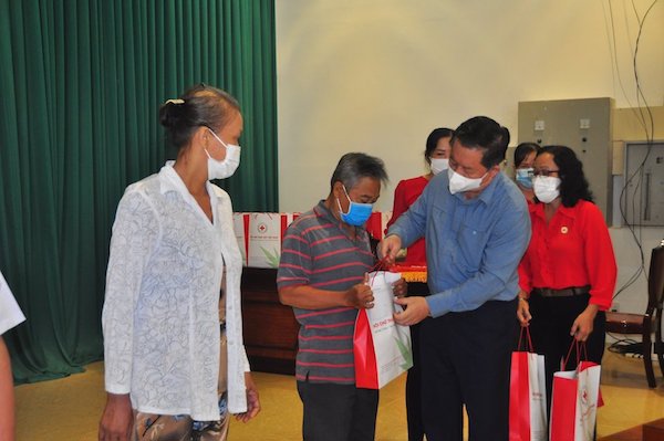 Trưởng Ban Tuyên giáo Trung ương tặng quà cho người nghèo tại Tiền Giang - Ảnh 2