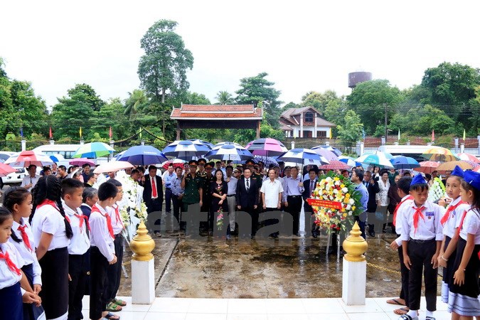 Dâng hương tưởng niệm 70 năm ngày thương binh liệt sỹ tại Lào - Ảnh 1