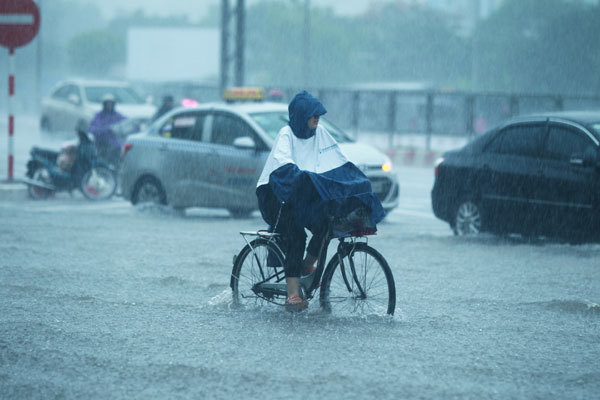 Hà Nội: Mưa lớn, nhiều điểm ngập xuất hiện - Ảnh 4