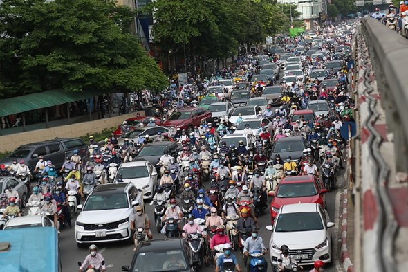Hà Nội: Lượng phương tiện giao thông tăng mạnh ngay từ sáng sớm - Ảnh 1
