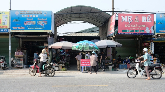 Huyện Sóc Sơn thí điểm cấp tem phiếu đi chợ cho người dân để phòng dịch Covid-19 - Ảnh 1