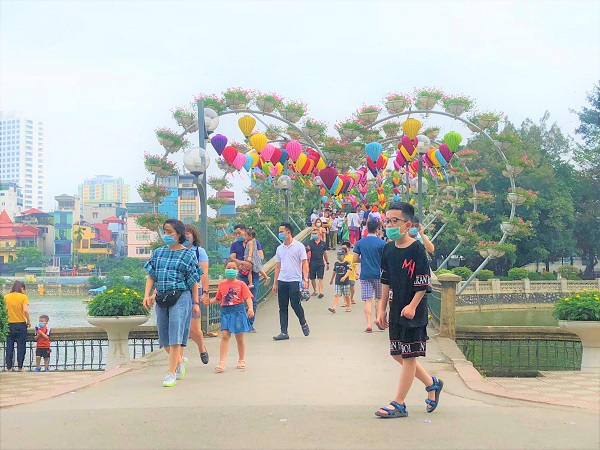 Hà Nội: Người dân chủ quan không đeo khẩu trang tại công viên - Ảnh 1