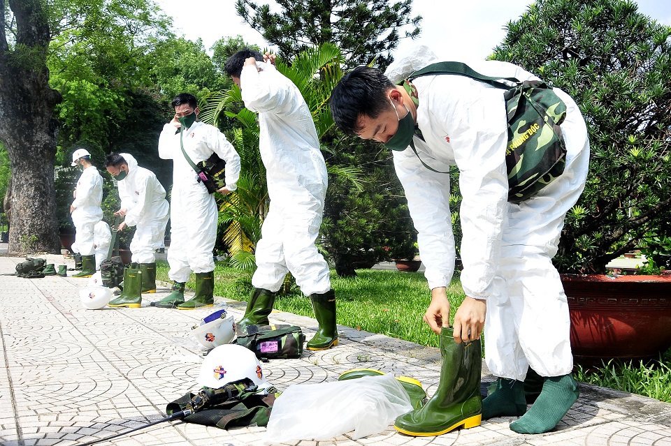 TP Hồ Chí Minh: Quân đội phun khử trùng, tiêu độc tại quận Gò Vấp - Ảnh 2