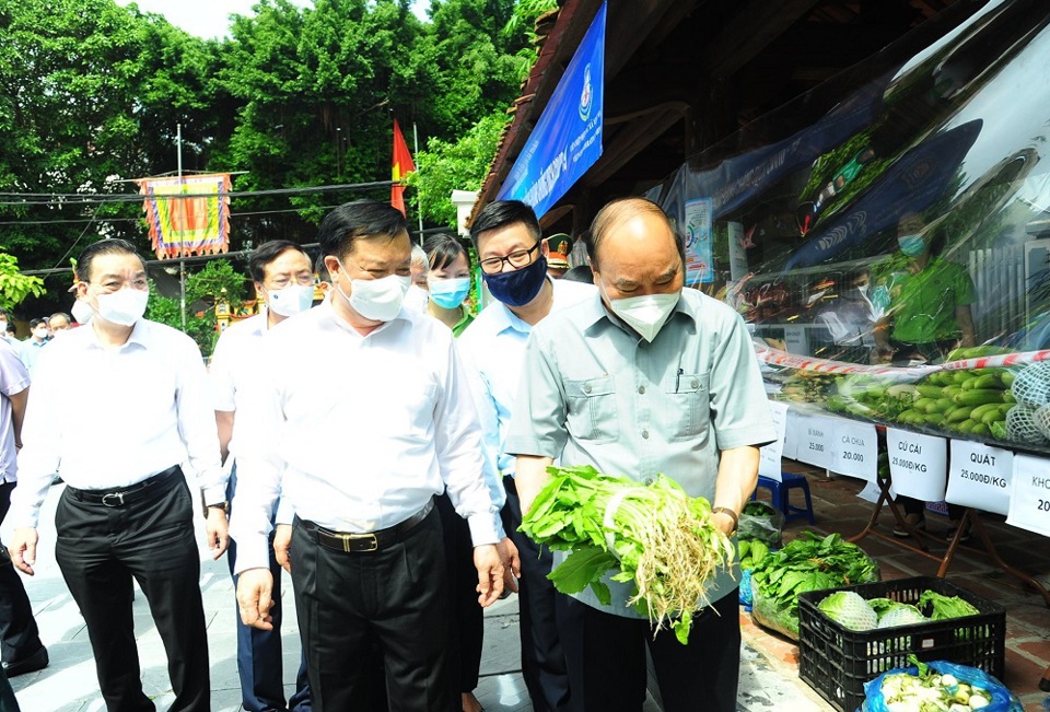 Chủ tịch nước Nguyễn Xuân Phúc thăm, động viên cán bộ, chiến sỹ, nhân viên y tế, khu dân cư “vùng xanh” tại Hà Nội - Ảnh 10