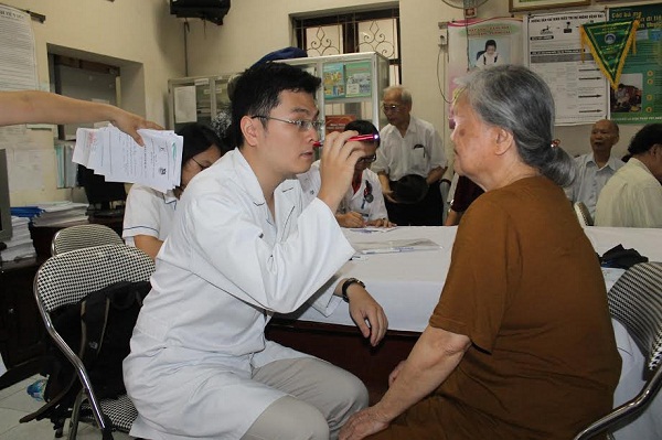 Bệnh viện E và phường Nghĩa Tân phối hợp khám bệnh miễn phí cho đối tượng chính sách - Ảnh 2
