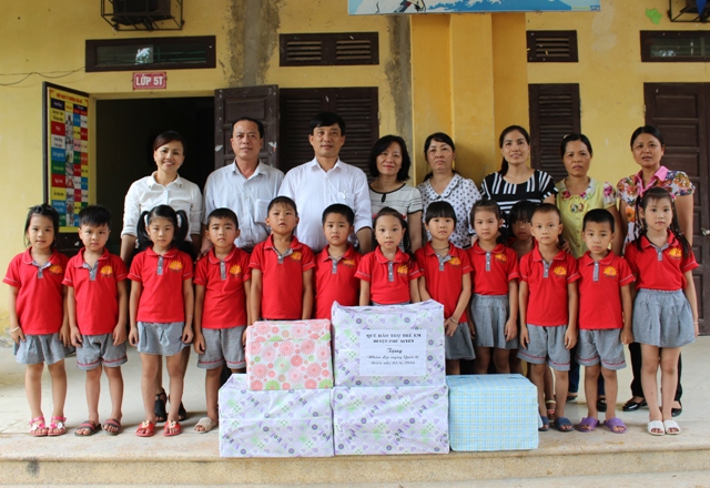 Năm 2017, hơn 26.000 trẻ em dưới 6 tuổi tại huyện Phú Xuyên được cấp thẻ BHYT - Ảnh 1
