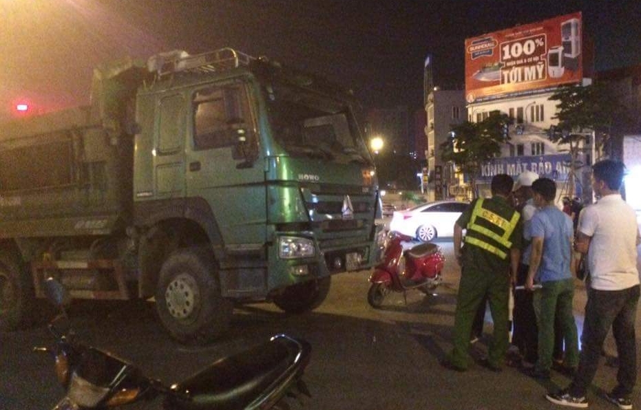 Hà Nội: Va chạm với xe tải trong đêm, một phụ nữ tử vong - Ảnh 2