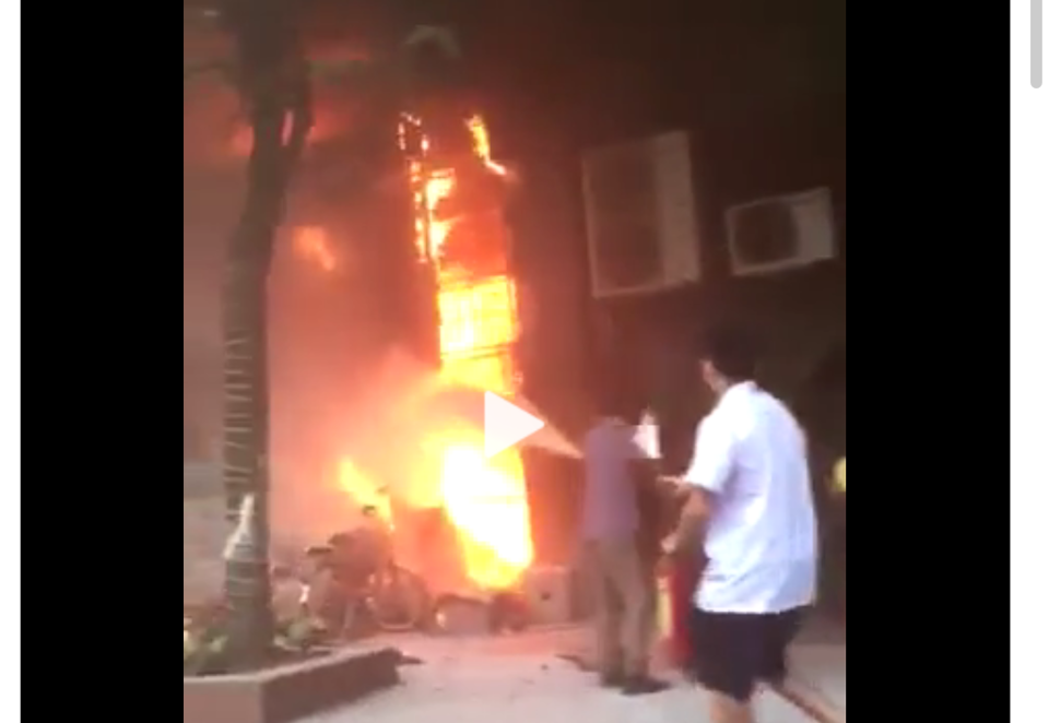 Nhà sách bất ngờ bốc cháy dữ dội trên phố Phùng Hưng, Hà Đông - Ảnh 1